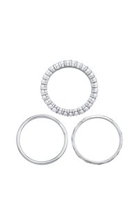 Drei Ringe: ein runder mit silbernen Perlen, ein glatter Silberring und ein strukturierter Ring mit einer leicht unregelmäßigen Form.