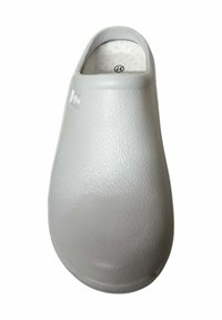Zuecos grises con un acabado suave y texturizado. Forma de punta redondeada y parte trasera abierta, con una plantilla acolchada y etiqueta de tamaño en el interior.