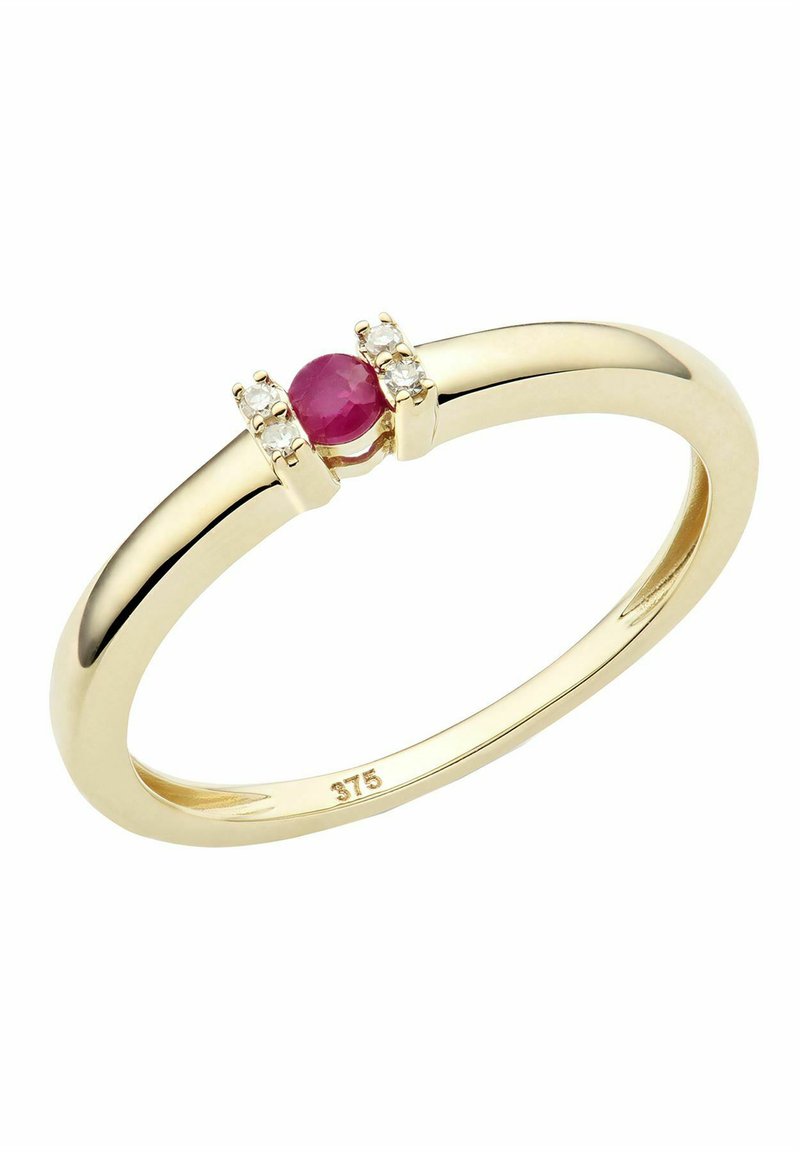Anello in oro con un rubino rotondo centrale, affiancato da due piccoli diamanti; fascia liscia con finitura lucida, punzonato '375'.