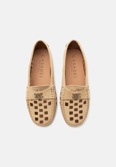 Μπεζ σουέτ μοκασίνια με τετράγωνο μοτίβο κοπής και μικρή μεταλλική λεπτομέρεια λογότυπου στο επάνω μέρος, επώνυμα Casadei, κατασκευασμένα στην Ιταλία.