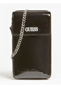 Borsa per telefono in pelle verniciata nera con finitura liscia, tracolla in catena argentata e logo "GUESS" ben visibile nella parte anteriore. Forma rettangolare compatta.
