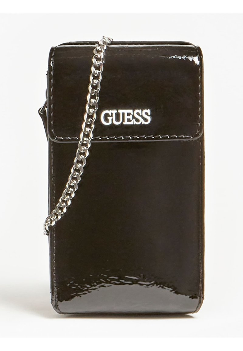 Borsa per telefono in pelle verniciata nera con finitura liscia, tracolla in catena argentata e logo "GUESS" ben visibile nella parte anteriore. Forma rettangolare compatta.