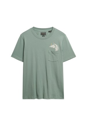 T-shirt en coton vert clair à manches courtes, col rond, et poche poitrine gauche arborant un design graphique de lune et de nuage.