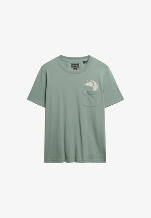 Hellgrünes Baumwoll-T-Shirt mit kurzen Ärmeln, Rundhalsausschnitt und einer Brusttasche auf der linken Seite, die ein grafisches Design von Mond und Wolke zeigt.