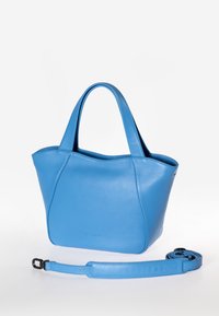 Borsa tote in pelle blu con due manici e una tracolla rimovibile. Texture liscia, forma rotonda, cuciture a contrasto e logo incastonato sul fondo.
