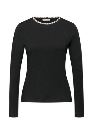 Svart långärmad topp i mjukt material, med en rund hals som har en leopardmönstrad accent. Slimmad design med rena linjer och sömmar.