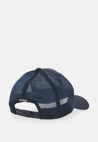 Marine cap med mesh bag, buet skygge og justerbar snap lukning. Har et "SEASIDE" mærke på bagsiden. Tekstiler med struktur og åndbart design.