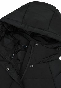 Chaqueta acolchada negra con capucha, con un diseño acolchado, cierres de cremallera y broches, y un forro interior suave.
