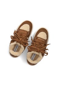 Bruine suède sport schoenen met een fluffy crèmekleurige voering, dikke bruine veters en een witte rubberen zool. Bevat een gestructureerd patroon op de bovenkant.