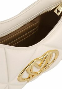 Borsa a mano in pelle beige con design trapuntato, hardware color oro, grande logo intrecciato in evidenza e scomparto con zip dotato di slot per carte.