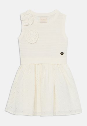 Weißes ärmelloses Kleid mit einem strukturierten Strickoberteil und floralem Applikation. Der Rock weist gestickte Blumenmuster und ein Markensymbol auf.