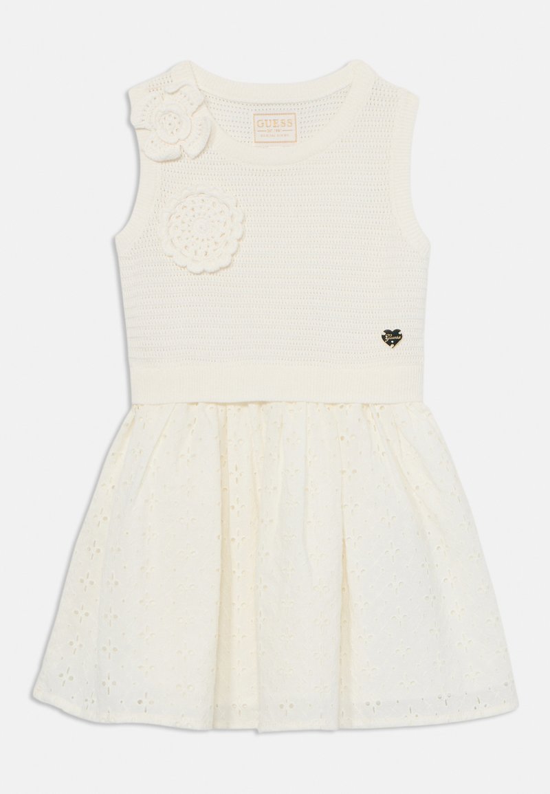 Bielo bezrukávové šaty s textúrovaným pleteným živôtikom a kvetinovými aplikáciami. Sukňa obsahuje vyšívané kvetinové vzory a emblem značky.