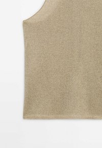 Haut beige sans manches en tricot avec un col arrondi et un ourlet droit, présenté à plat sur un fond blanc.