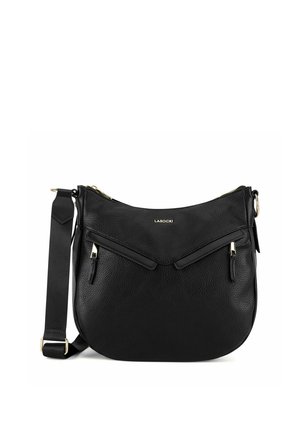 Czarna teksturowana skórzana torba na ramię z regulowanym paskiem, złotymi zamkami błyskawicznymi i logo LASOCKI na froncie.