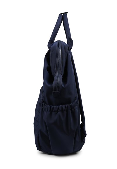 Sac à dos bleu marine avec une fermeture éclair sur le dessus, tissu texturé, poche latérale froncée et bretelles ajustables pour un ajustement sécurisé.