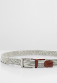 Cintura intrecciata grigia con fibbia in metallo argento, dettaglio in pelle marrone e una finitura testurizzata per maggiore grip e stile.