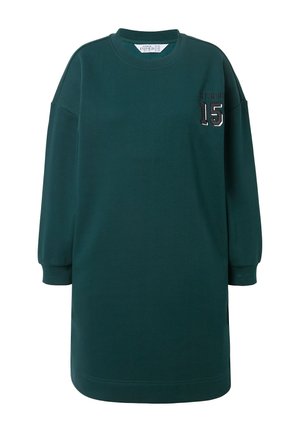 Dunkelgrünes Sweatshirt-Kleid mit langen Ärmeln, gerippten Bündchen und Halsauschnitt, mit dem Text "STUDIO 15" auf der oberen linken Brust.