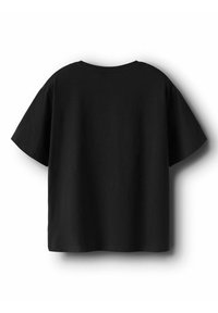 Černé bavlněné tričko, krátké rukávy, boxovitý tvar, kulatý výstřih, hladký povrch, minimalistický design bez viditelných log nebo vzorů.