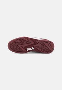 Sole di sneaker in gomma bordeaux con motivo a zigzag. Presenta un logo bianco e dettagli testurizzati. Per lo più liscia con aree in rilievo.