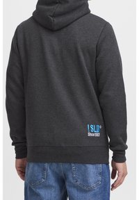 Donkergrijze hoodie met een gestructureerde afwerking, met een blauw logo op de onderste linker achterkant. Geribbelde manchetten en zoom. Sweatshirtstijl met een capuchon.
