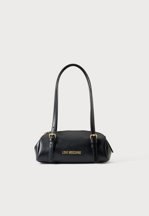 Sort rektangulært læderhåndtaske med dobbelte håndtag og guld "LOVE MOSCHINO"-logo på forsiden.