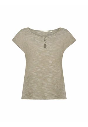 Vrouw draagt lichtbeige high-waist broek en een taupekleurige gestreepte top met korte mouwen en sleutelgatknopen, gecombineerd met gouden sieraden.