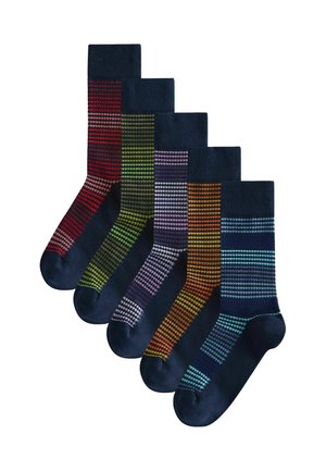 Fem par marineblå sokker arrangeret i en række, hver med et forskelligt stribet farvemønster på ben- og fodområderne.