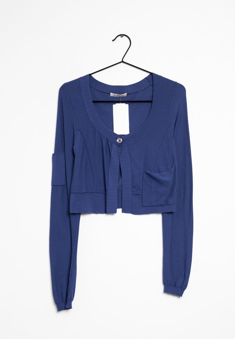 Marinblå, kort cardigan tillverkad av mjukt material, med långa ärmar, rund hals, framknäppning och en liten bröstficka.