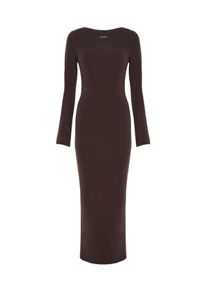 Abito lungo a maniche lunghe e aderente in tessuto marrone scuro, con scollo a barchetta e dettagli di branding minimi sul petto. Texture liscia, design lungo fino al pavimento.