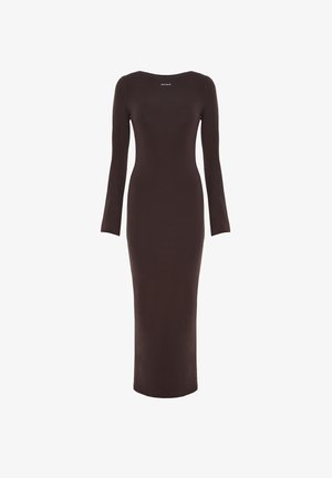 Dlouhý rukáv, přiléhavé šaty z tmavohnědého materiálu s výstřihem do véčka a minimálními detaily značky na prsou. Hladká textura, dlouhá konstrukce až na zem.