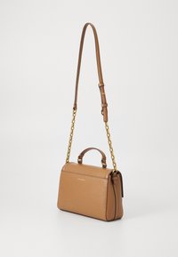 Borsa a mano in pelle marrone con un design strutturato, dotata di manico superiore e tracolla a catena regolabile, superficie elegante e dettagli in metallo dorato.