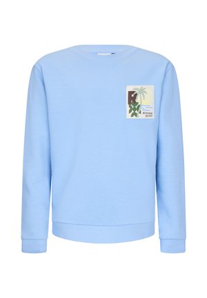 Hellblauer Sweatshirt mit Rundhalsausschnitt und langen Ärmeln, versehen mit einem kleinen tropischen Grafikaufnäher mit der Aufschrift "Retour Jeans" auf der linken Brust.