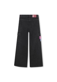 Pantalons cargo larges noirs avec deux poches latérales. Présente un patch logo rose au dos à la taille. Matériau en denim et texture lisse.