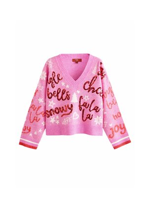 Pull rose à col en V avec texte festif rouge à paillettes "jingle bells", "snowy", "fa la la" et des symboles de fêtes comme des étoiles et des flocons de neige.