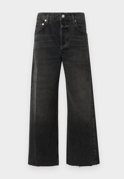 Melni plaša kāju džinsi, izgatavoti no denima, ar augstu jostasvietu, metāla pogu aizdari, piecām kabatām un neapstrādātiem ielocēm apakšā.