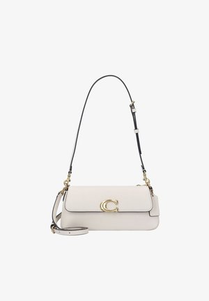 Biela kožená kabelka cez rameno so zlatým zapínaním v tvare "C", nastaviteľným čierno-bielym pásikom a odnímateľným popruhom cez telo.