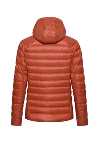 Orangenes Puffer-Jackett mit abnehmbarem Kapuzen, das ein gepolstertes Design, eine glatte Textur und elastische Bündchen aufweist. Die Rückansicht zeigt horizontale Nähte.