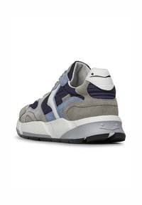 Grå och marinblå sneaker med överdrag av mocka och mesh, lagerdesign, vita detaljer och en texturerad sula med en uttalad häl.