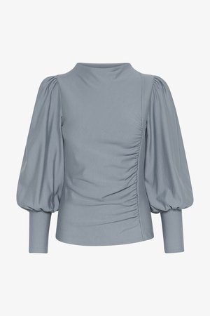 Lichtblauwe top met een hoge hals, pofmouwen en zijruching. Gemaakt van zachte stof met een gladde textuur. Lange mouwen.