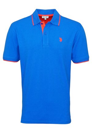 Camisa polo azul con ribete rojo en el cuello y las mangas, pliegue interior rojo y logotipo de caballo bordado en rojo en el lado izquierdo del pecho.