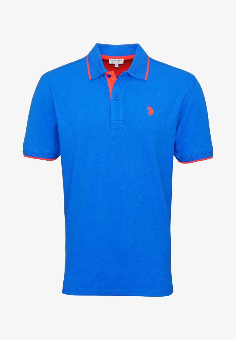 Polo bleu avec un passepoil rouge au col et aux manches, patte de boutonnage intérieure rouge et logo de cheval brodé rouge sur la poitrine gauche.