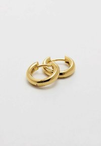 Orecchini a cerchio in oro con una finitura liscia e lucida, forma circolare e un meccanismo di chiusura sicuro. Design minimalista senza ulteriori decorazioni.