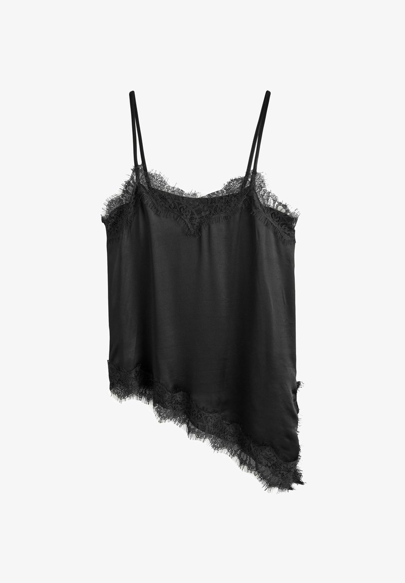 Czarna satynowa koszulka na cienkich ramiączkach, z koronkową lamówką przy dekolcie i asymetrycznym dołem, prezentowana na białym tle.
