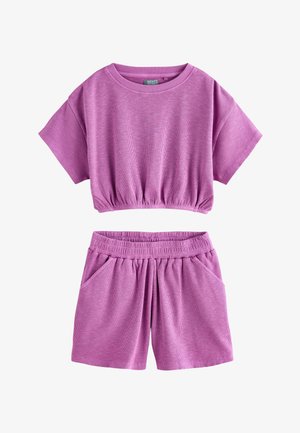 Set din două piese cu textură côtelată, format dintr-un top scurt cu mâneci scurte și tiv elastic și pantaloni scurți asortați cu talie elastică și buzunare, de culoare violet.