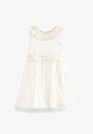 Robe blanche sans manches avec un col à volants, une ceinture en satin et une jupe froncée. Fabriquée en tissu lisse avec une texture douce.