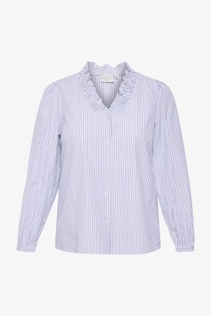 Randig skjorta i ljusblått och vitt. Har en volangkrage och långa ärmar med knäppning vid mudden. Mjuk tyg med vertikala ränder.