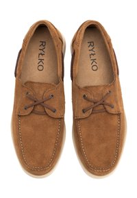 Brązowe zamszowe buty casualowe z okrągłym noskiem, sznurowane, z jasnobrązową gumową podeszwą. Posiadają detale przeszycia i miękką wyściółkę wewnętrzną.