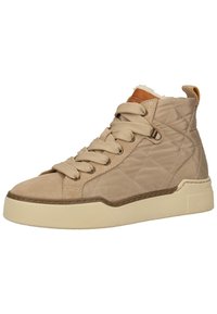 Bottines beiges montantes en tissu matelassé et daim, avec des lacets épais, un col rembourré et une semelle en caoutchouc texturé.