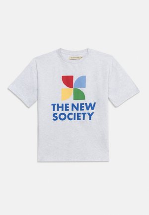 T-shirt gris clair avec un motif coloré de fleur à quatre pétales au-dessus du texte "THE NEW SOCIETY" en lettres bleues en gras.