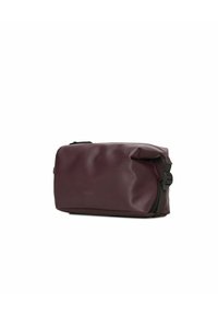 Neceser rectangular de un burdeos oscuro con hebilla lateral negra y superficie lisa, ligeramente arrugada, sobre un fondo blanco.